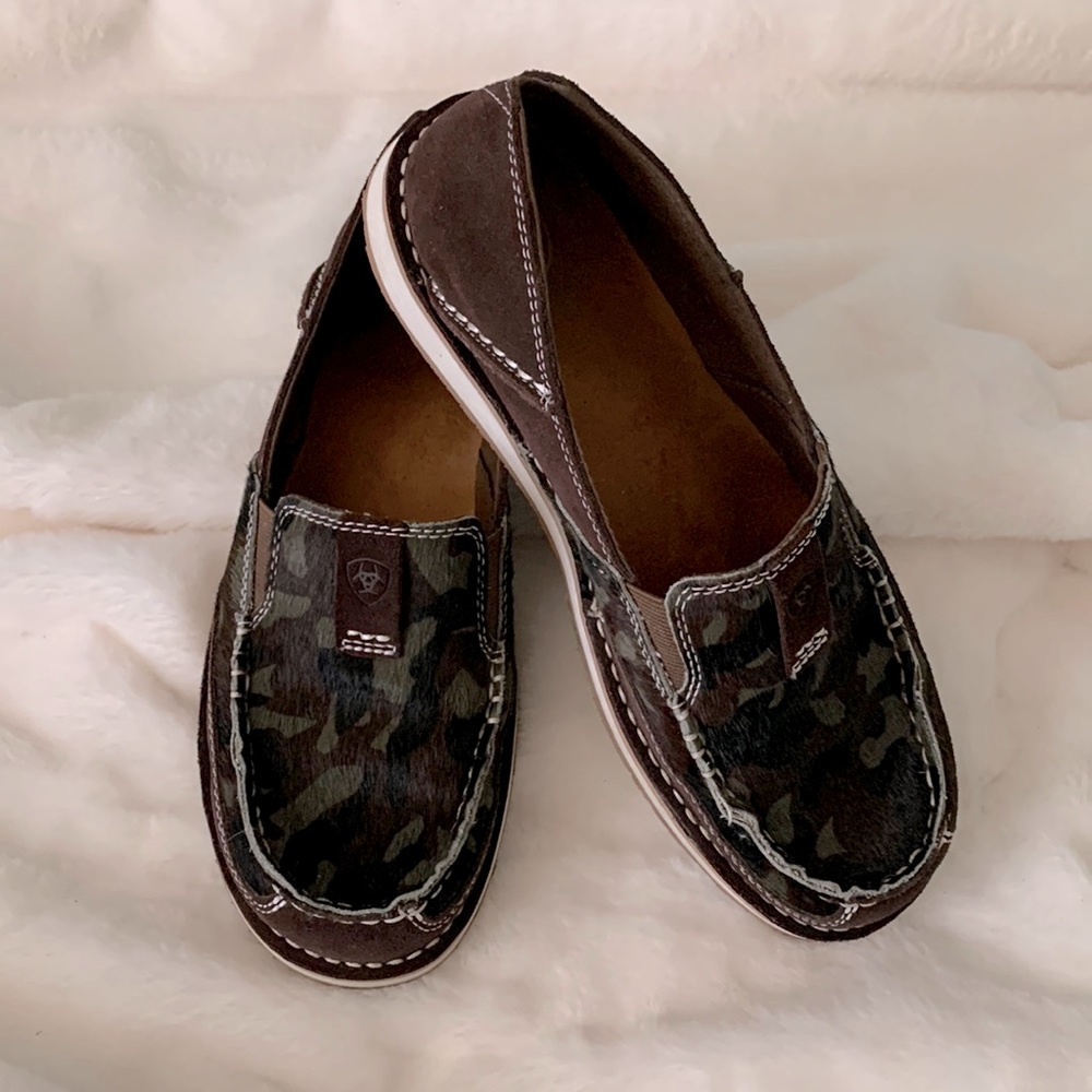 Brown suede Ariat Cruiser size 8